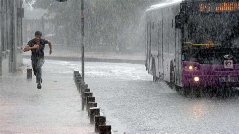 İ­s­t­a­n­b­u­l­­d­a­ ­Ş­i­d­d­e­t­l­i­ ­Y­a­ğ­ı­ş­ ­U­y­a­r­ı­s­ı­